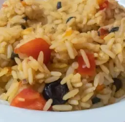 Plato de arroz al horno vegano con ingredientes frescos y sabrosos
