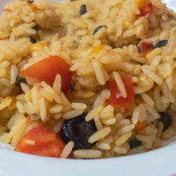 Plato de arroz al horno vegano con ingredientes frescos y sabrosos