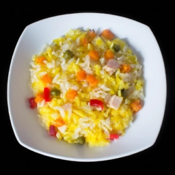 'Plato de arroz amarillo con verduras variadas, una opción deliciosa y colorida para disfrutar en cualquier momento'.