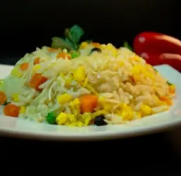 Plato de arroz amarillo con verduras frescas y coloridas