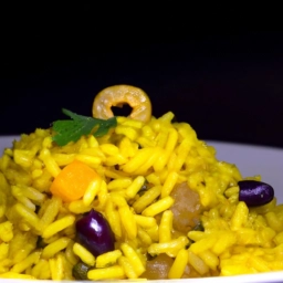 Delicioso arroz amarillo con verduras frescas, una explosión de sabores en cada bocado