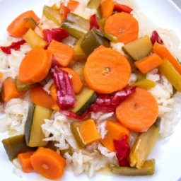 Plato de arroz con coloridas verduras en salsa de soja: receta sencilla y deliciosa.