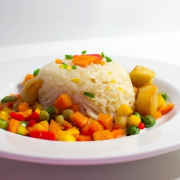 Plato de arroz con coloridas verduras y salsa de soja