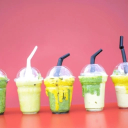 Deliciosas bebidas veganas para refrescar tu día: Smoothies cremosos, zumos naturales y jugos llenos de energía.
