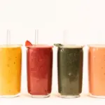 Selección de bebidas refrescantes y saludables: smoothies