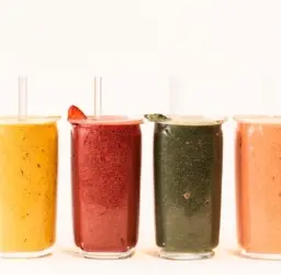 Selección de bebidas refrescantes y saludables: smoothies