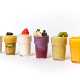 Selección de bebidas veganas deliciosas: smoothies, zumos y jugos naturales y refrescantes.