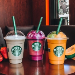 Imagen de una variedad de bebidas vegetales deliciosas en Starbucks.