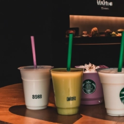 Imagen de una variedad de bebidas con leche vegetal en Starbucks.