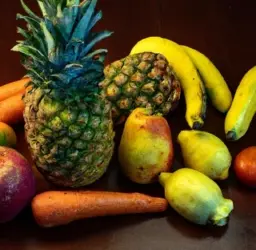 Imagen de una variedad de frutas y verduras frescas sobre una mesa