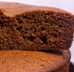 Imagen de un delicioso bizcocho de chocolate vegano recién horneado