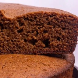 Imagen de un delicioso bizcocho de chocolate vegano recién horneado