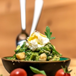 Imagen de deliciosa comida vegana lista en 15 minutos para tu artículo web sobre recetas fáciles.