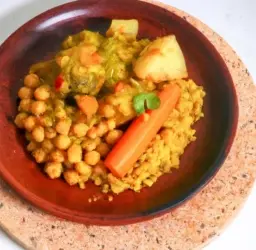 Delicioso cuscús al curry vegetariano con garbanzos
