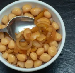 Imagen de un plato de garbanzos con cebolla