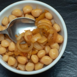 Imagen de un plato de garbanzos con cebolla