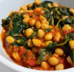 Deliciosa receta de garbanzos con espinacas y tomate lista en 30 minutos. ¡Ideal para una comida rápida y saludable!