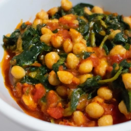 Deliciosa receta de garbanzos con espinacas y tomate lista en 30 minutos. ¡Ideal para una comida rápida y saludable!