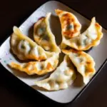 Imagen de deliciosas gyozas veggie caseras en un plato