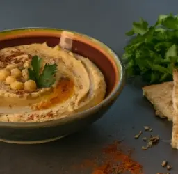 Hummus de lentejas casero en un tazón