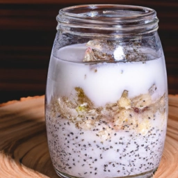 Imagen de un tarro de kéfir vegano casero con semillas de chía y frutas frescas.