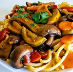 Plato de macarrones vegetarianos con una salsa de tomate casera