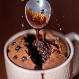 Delicioso mug cake vegano de chocolate listo en solo 10 minutos.