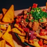 Deliciosos nachos vegetarianos con queso y boloñesa vegana