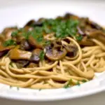Plato de espaguetis con salsa de setas shiitake
