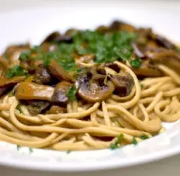 Plato de espaguetis con salsa de setas shiitake