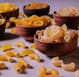 Variedades de pasta vegana con ingredientes naturales y nutritivos