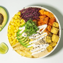 Poké Bowl vegano lleno de color y sabor, con una variedad de ingredientes frescos y saludables como aguacate, tofu, vegetales y salsa de soja.