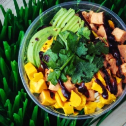 Imagen de un delicioso Poké Bowl vegano con una colorida variedad de ingredientes frescos y nutritivos.