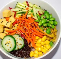 Un delicioso Poké Bowl vegano lleno de colores y sabores frescos: tofu