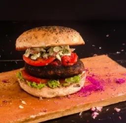 Deliciosas hamburguesas veganas con ingredientes frescos y nutritivos