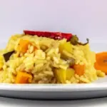 Imagen de un delicioso plato de arroz vegano con verduras y especias