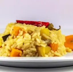 Imagen de un delicioso plato de arroz vegano con verduras y especias
