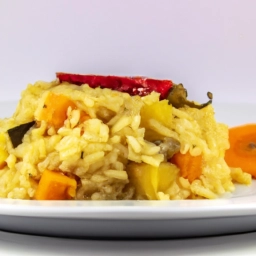 Imagen de un delicioso plato de arroz vegano con verduras y especias