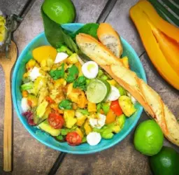Imagen de un plato colorido y fresco con ingredientes veganos para el verano.