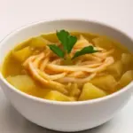 Sopa vegana con fideos finos: una deliciosa opción sin ingredientes de origen animal.
