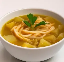 Sopa vegana con fideos finos: una deliciosa opción sin ingredientes de origen animal.