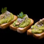 Tostadas veganas con delicioso tofu y cremoso aguacate