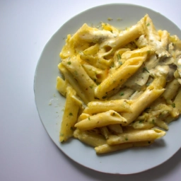 Plato de pasta vegana con salsa cremosa y vegetales, ejemplo de receta veganizada