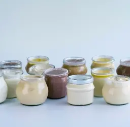 Imagen de una variedad de yogures vegetales sin soja