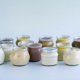 Imagen de una variedad de yogures vegetales sin soja